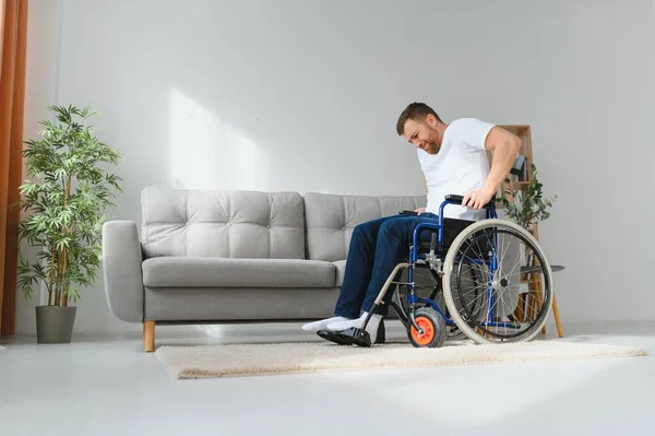 Behinderter Junger Mann Versucht Hause Aus Dem Rollstuhl Aufzustehen Kopierraum — Stockfoto