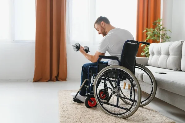 Man Dinonaktifkan Olahraga Untuk Cacat Pria Kursi Roda Dengan Dumbbells — Stok Foto