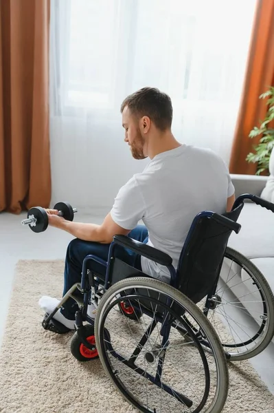 Homem Deficiente Desporto Para Deficientes Homem Cadeira Rodas Com Halteres — Fotografia de Stock
