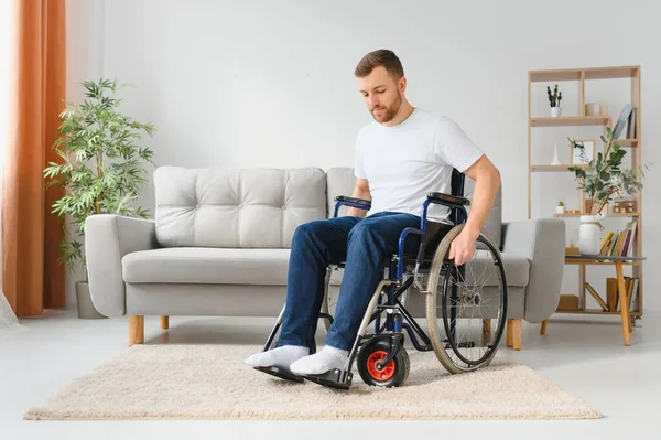 Przemyślany Młody Niepełnosprawny Mężczyzna Wózku Inwalidzkim Domu — Zdjęcie stockowe