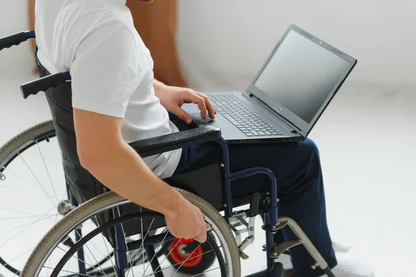 Портрет Улыбающегося Инвалида Сидящего Инвалидной Коляске Работающего Ноутбуке Дома Концепция — стоковое фото