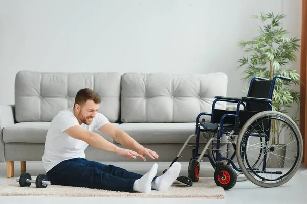 Invalidní Muž Zotavuje Zranění Doma — Stock fotografie