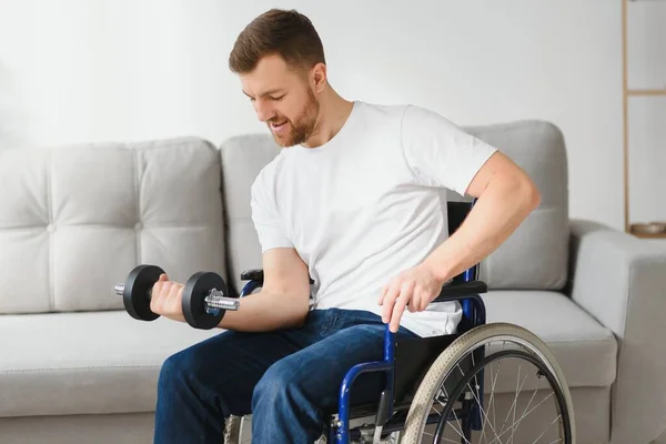 Desportista Sentado Cadeira Rodas Braços Estendidos Com Halteres Durante Exercício — Fotografia de Stock