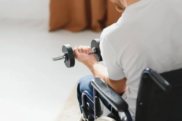 Sportovec Sedí Invalidním Vozíku Natahuje Paže Činkami Během Rehabilitačního Cvičení — Stock fotografie