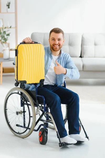 Ung Handikappad Man Förbereder Sig För Sommarsemester — Stockfoto