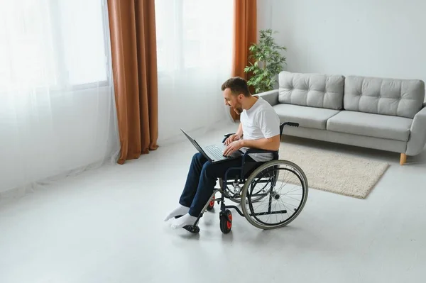 Nowoczesny Młody Niepełnosprawny Mężczyzna Wózku Inwalidzkim Mając Wideo Połączenie — Zdjęcie stockowe
