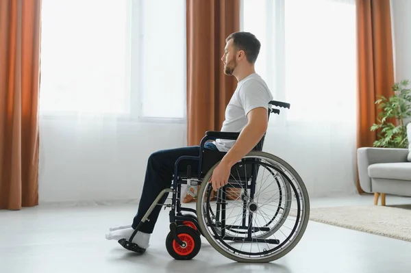 Jovem Homem Bonito Cadeira Rodas — Fotografia de Stock