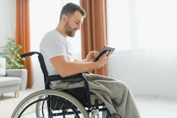 Uomo Disabile Entusiasta Avendo Una Grande Mattina — Foto Stock