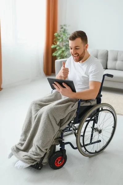 轮椅上的现代残疾青年有视频通话 — 图库照片
