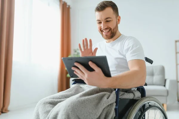 Moderno Jovem Deficiente Homem Cadeira Rodas Ter Chamada Vídeo — Fotografia de Stock