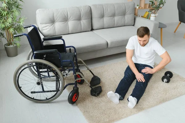残疾运动员在轮椅背景下做伸展运动和锻炼 残疾人的生活 — 图库照片