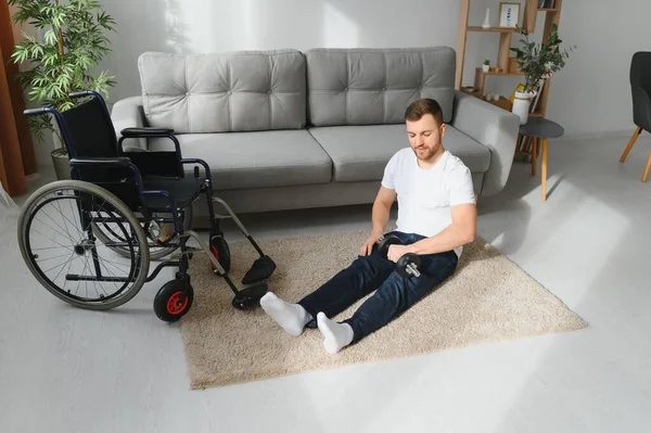 从家中伤重康复的残疾人 — 图库照片