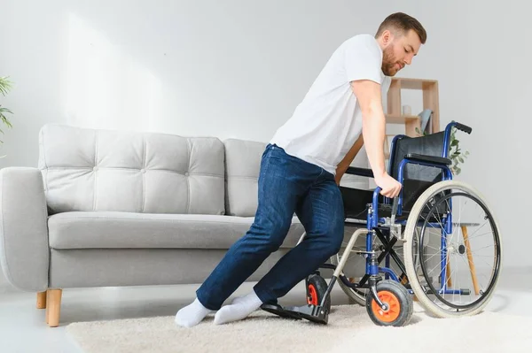 Handicapé Maison Essaie Lever Dans Fauteuil Roulant Concept Réhabilitation Après — Photo