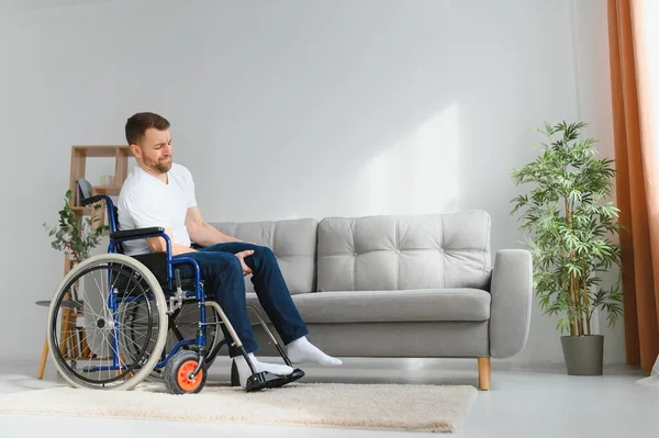 Niepełnosprawny Mężczyzna Domu Próbuje Stanąć Wózku Inwalidzkim Koncepcja Rehabilitacji Urazach — Zdjęcie stockowe