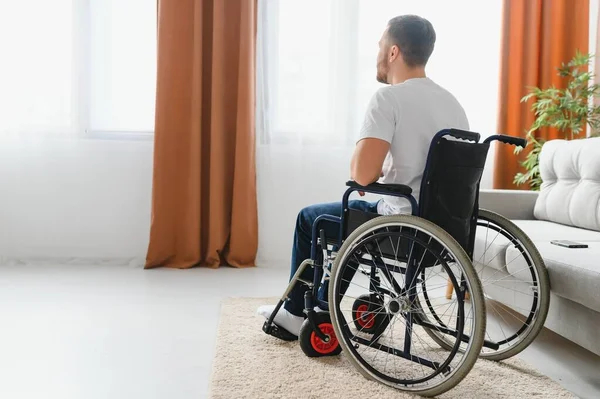 Depresi Dan Kesepian Pada Pria Cacat Orang Tua Kursi Roda — Stok Foto