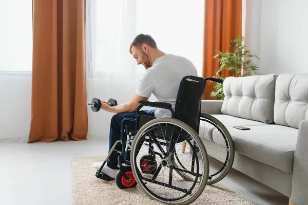 Jovem Cadeira Rodas Fazendo Exercícios Dentro Casa — Fotografia de Stock