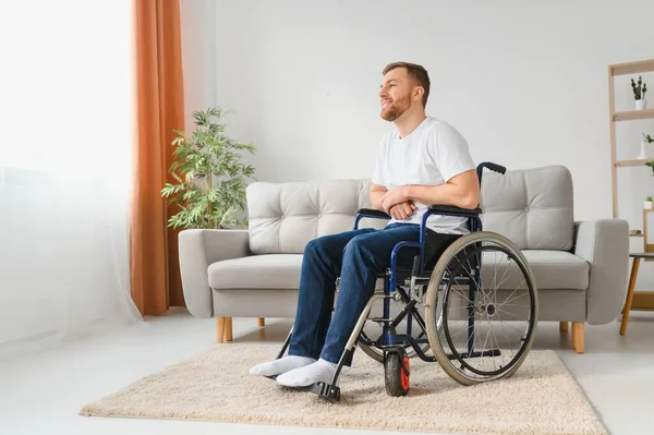 Mladý Pohledný Muž Invalidním Vozíku — Stock fotografie