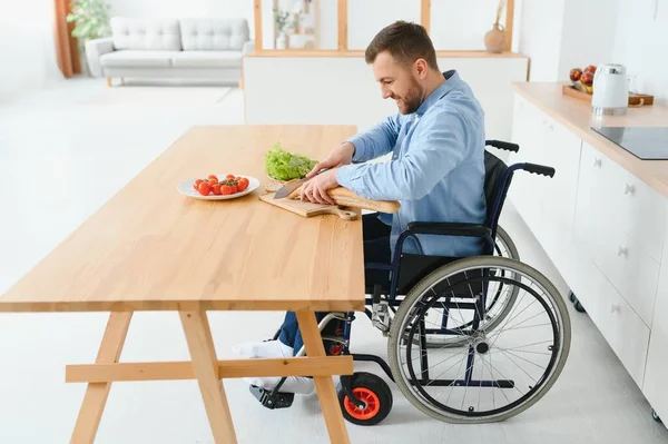 Homme Handicapé Fauteuil Roulant Couper Des Légumes Maison — Photo
