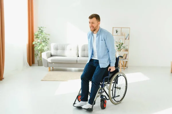 Niepełnosprawny Młody Facet Próbuje Wstać Wózka Inwalidzkiego Domu Skopiować Przestrzeń — Zdjęcie stockowe