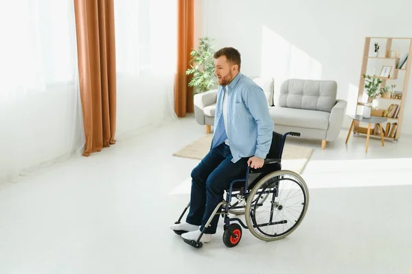Młody Człowiek Próbuje Wstać Wózka Inwalidzkiego Domu Upośledzony Czarny Mężczyzna — Zdjęcie stockowe