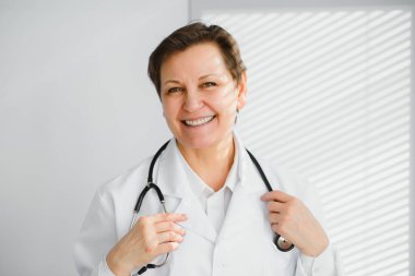 hastanede kadın doktor portresi