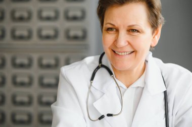 hastanede kadın doktor portresi