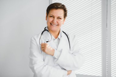 hastanede kadın doktor portresi