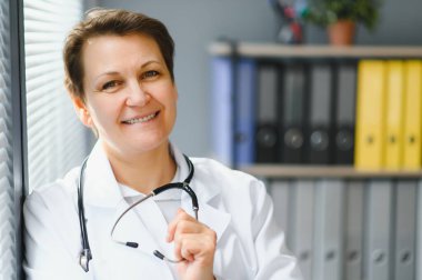 Orta yaşlı bir kadın doktorun portresi.