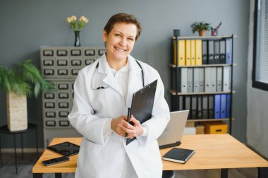 hastanede kadın doktor portresi
