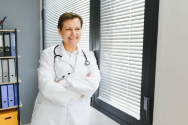 Orta yaşlı bir kadın doktorun portresi.