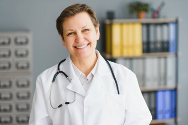 Orta yaşlı bir kadın doktorun portresi.