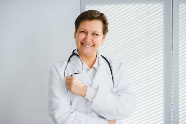 Orta yaşlı bir kadın doktorun portresi.