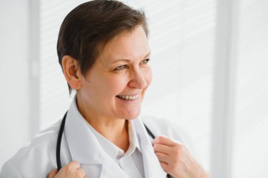 hastanede kadın doktor portresi