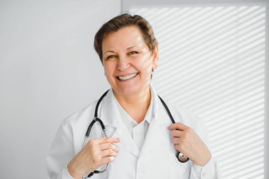 Orta yaşlı bir kadın doktorun portresi.