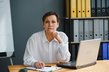 Modern ofiste çalışan zarif olgun bir kadın psikolog..