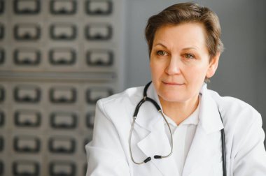 Orta yaşlı bir kadın doktorun portresi.