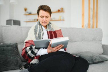 kitap okuma kadın kıdemli portresi