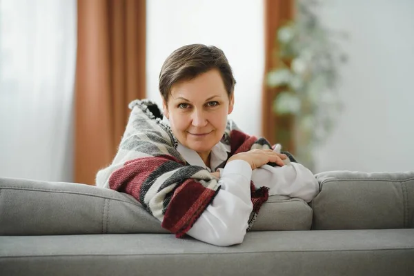 Porträtt Äldre Kvinna Hemma Soffan Med Rutig — Stockfoto