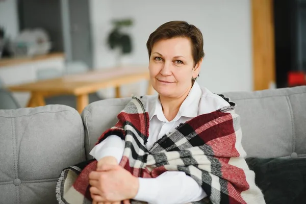 Porträtt Äldre Kvinna Hemma Soffan Med Rutig — Stockfoto
