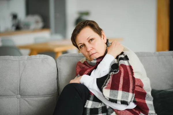 成熟的女人美丽健康的中年女性坐在沙发上在家 美与舒适的概念 — 图库照片