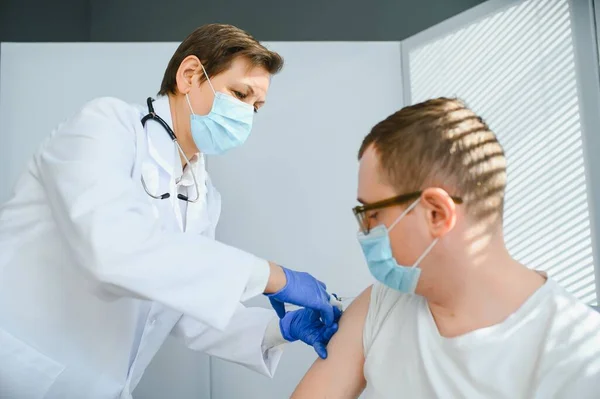 Female Doctor Vaccinating Man — Stock Photo, Image