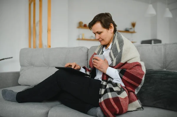 Pretty Senior Woman Using Tablet Computer Home — Stock Photo, Image