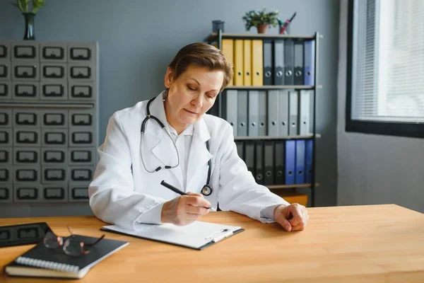 Portrait Une Femme Médecin Âge Moyen — Photo