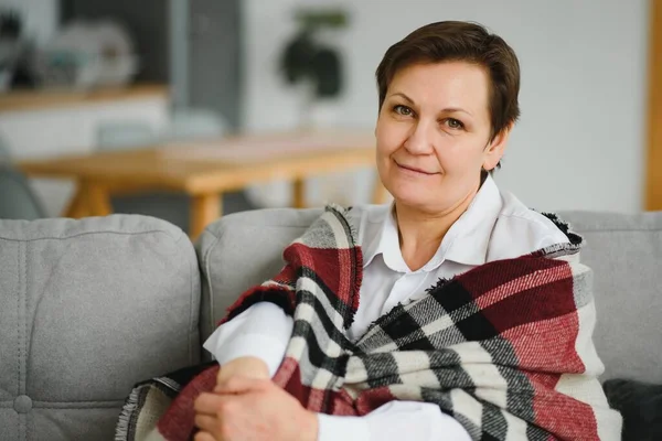 Mujer Madura Hermosa Mujer Sana Mediana Edad Sentada Sofá Casa — Foto de Stock