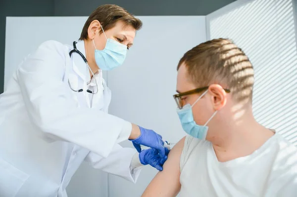 Female Doctor Vaccinating Man — Stock Photo, Image