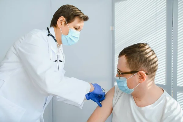 Close Doctor Making Vaccination Shoulder Patient Flu Vaccination Injection Arm — Stock Photo, Image