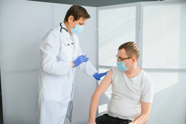 Крупный План Врача Делающего Вакцинацию Плече Пациента Инъекция Вакцины Против — стоковое фото