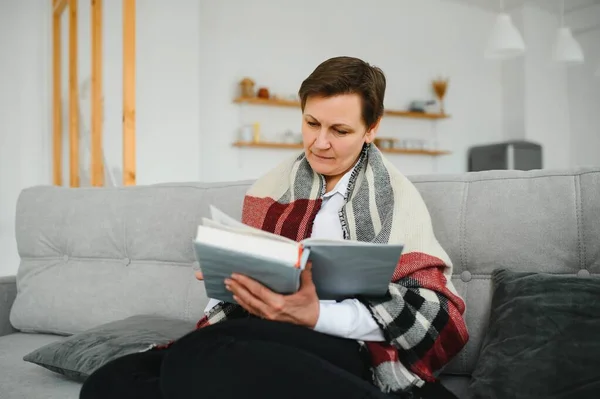 Portrait Senior Woman Reading Book — Stock Photo, Image