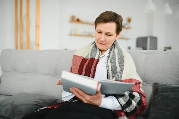 Fridfull Nöjd Mogen Kvinna Insvept Varm Filt Läsa Bok Favorit — Stockfoto