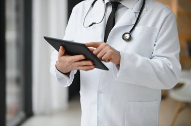 Kendine güvenen pratisyen doktor çalışmaya hazır.